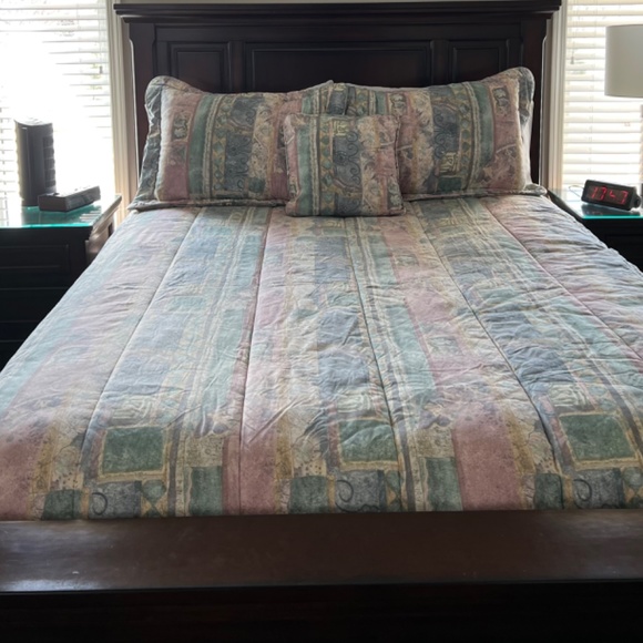 Queen comforter set - Croscill brand - Picture 2 of 4
